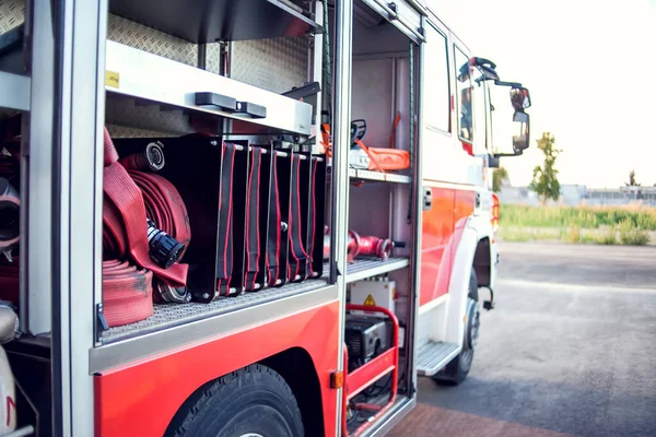 Tűzoltóautó Felszereléssel Maradjon Tűzoltóságon Készüljön Fel Kihívásra — Stock Fotó