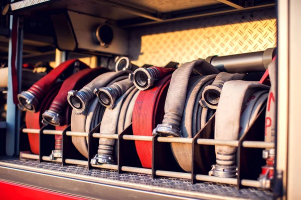 Löschfahrzeug Mit Ausrüstung Bleibt Der Feuerwehr Und Bereit Für Herausforderung — Stockfoto