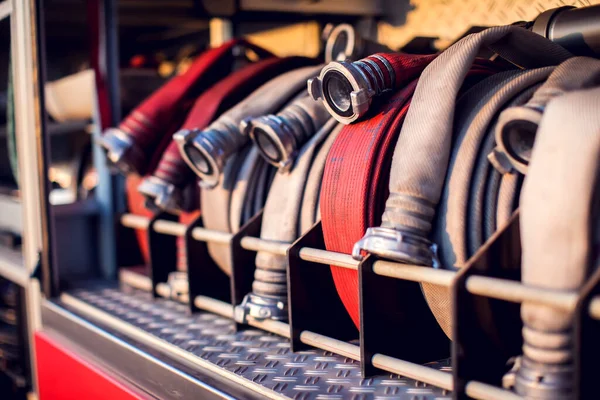 Пожежний Двигун Обладнанням Залишається Пожежному Відділенні Готовий Виклику — стокове фото