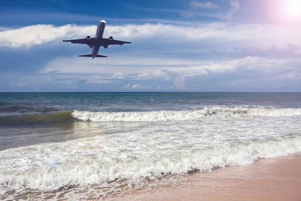 Avión Cielo Sobre Mar Concepto Vacaciones Viajes —  Fotos de Stock