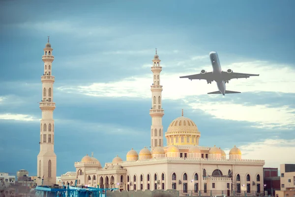 Avião Céu Sobre Mesquita Conceito Férias Viagens — Fotografia de Stock