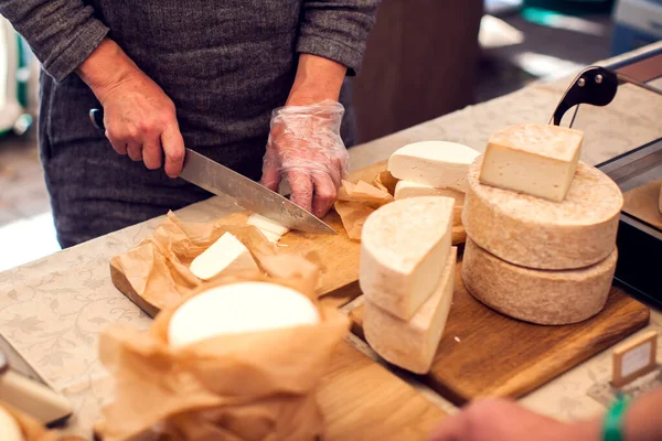 Seller Prepare Cheese Custumers Cheese Festival Organic Farm Food Concept — Stock Photo, Image