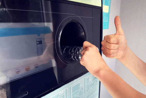 Homem Devolve Garrafas Latas Embalagens Reutilizáveis Máquina Venda Automática Reversa Fotos De Bancos De Imagens Sem Royalties