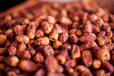 Marketteki ahşap tepsilerde kurumuş bir hurma ağacı. Sağlıklı yemek.