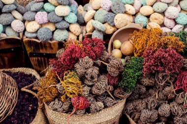 Mısır 'daki baharat pazarındaki sepetlerdeki farklı baharat ve otlar.