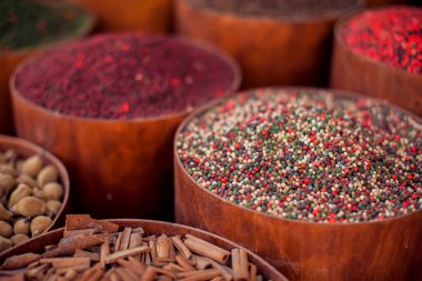 Mısır 'daki baharat pazarındaki sepetlerdeki farklı baharat ve otlar.