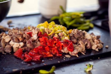 Kesilmiş et ve sebzeler Arap yemeği için hazır.