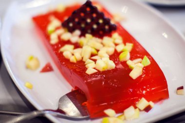 Tatlılar ziyafet masasında. Mısır 'daki Hurghada Oteli' nde lezzetli görünen tatlı sıraları.