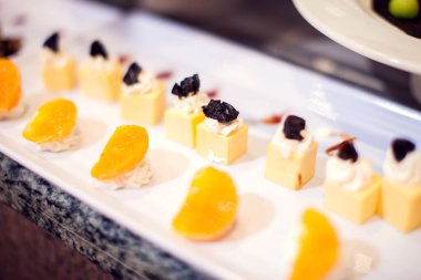 Tatlılar ziyafet masasında. Mısır 'daki Hurghada Oteli' nde lezzetli görünen tatlı sıraları.