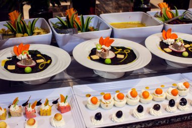 Tatlılar ziyafet masasında. Mısır 'daki Hurghada Oteli' nde lezzetli görünen tatlı sıraları.