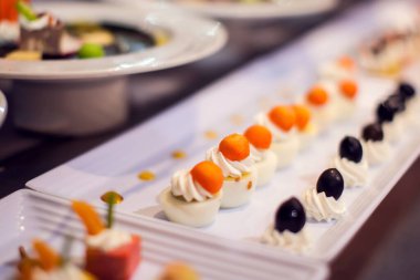 Tatlılar ziyafet masasında. Mısır 'daki Hurghada Oteli' nde lezzetli görünen tatlı sıraları.