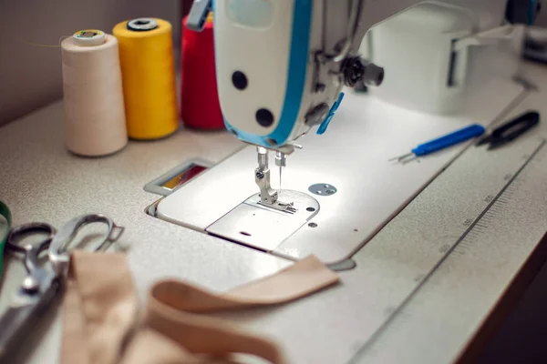 Una Macchina Cucire Con Attrezzatura Fabbricazione Abbigliamento Concetto Moda — Foto Stock