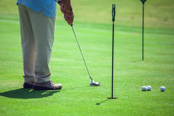 Férfi Golfozik Gyönyörű Sunny Green Golfpályán Emberek Sport Életmód Koncepció — Stock Fotó