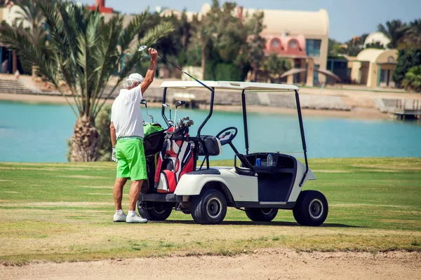 Golfkarren Auf Dem Rasensportplatz Sport Und Lifestylekonzept — Stockfoto