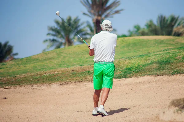 Férfi Golfozik Gyönyörű Sunny Green Golfpályán Emberek Sport Életmód Koncepció — Stock Fotó