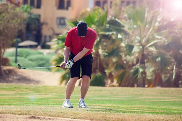 Mann Spielt Golf Auf Schönem Sonnigen Grünen Golfplatz Menschen Sport — Stockfoto