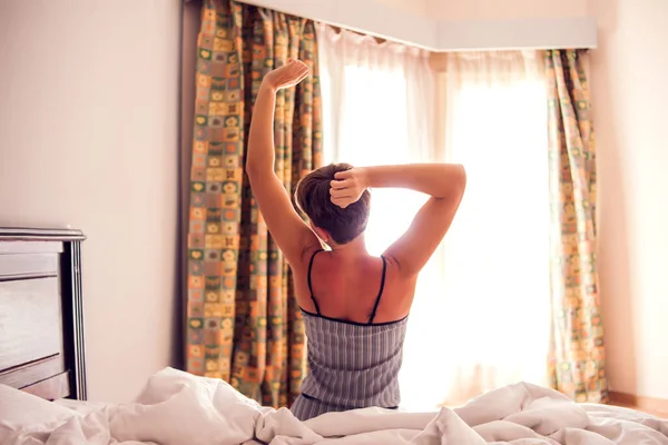 Bella Giovane Donna Sorridente Seduta Sul Letto Che Estende Mattino — Foto Stock