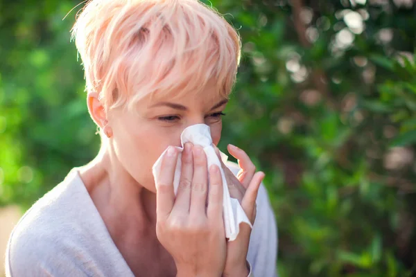 Young Woman Short Hair Sneezing Tissue Flu Allergy Runny Nose — Stock Photo, Image