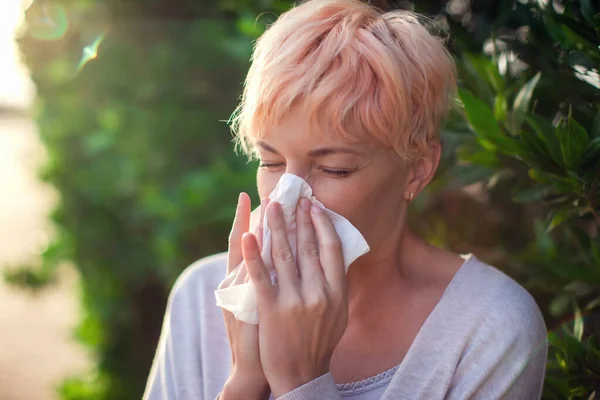Young Woman Short Hair Sneezing Tissue Flu Allergy Runny Nose — Stock Photo, Image
