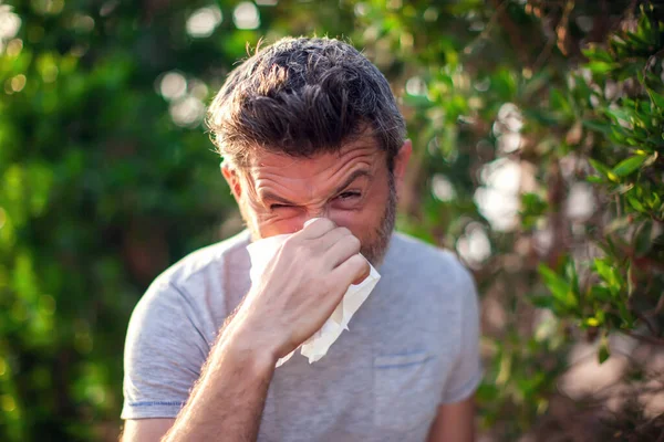 Hombre Sonando Nariz Delante Árbol Floreciente Alergia Primaveral Concepto Sanitario — Foto de Stock