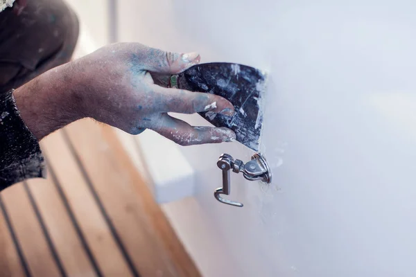 Mão Com Parede Reparo Faca Vidraceiro Trabalhando Com Pasta Spackling — Fotografia de Stock