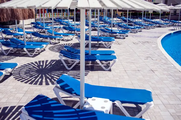 游泳池附近的海滩椅子 假日和夏季概念 — 图库照片