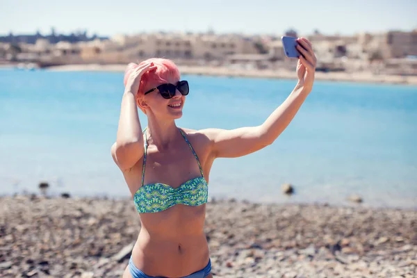 Viaggio Svago Estate Tecnologia Concetto Persone Giovane Donna Con Capelli — Foto Stock