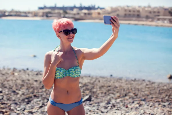 Viaggio Svago Estate Tecnologia Concetto Persone Giovane Donna Con Capelli — Foto Stock