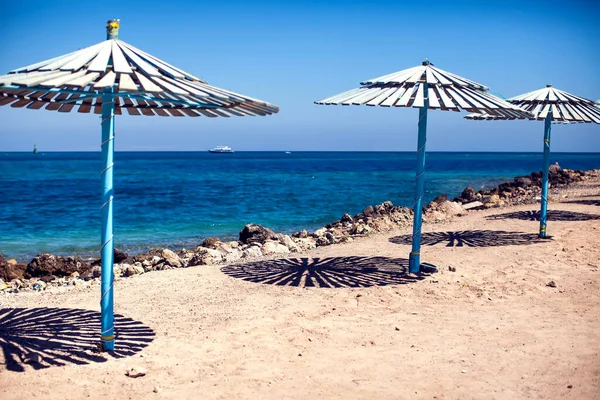 Солнечные Зонтики Пляже Морским Фоном Лето Концепция Отдыха — стоковое фото