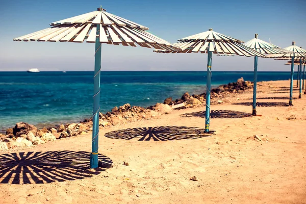 Parasole Słoneczne Plaży Morskim Tłem Lato Pomysł Wakacje — Zdjęcie stockowe