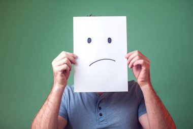 Hüzünlü bir kart tutan bir adamın portresi. İnsanlar, duygular ve yaşam tarzı