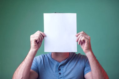 Elinde boş bir kart tutan adamın portresi. İnsanlar, duygular ve yaşam tarzı