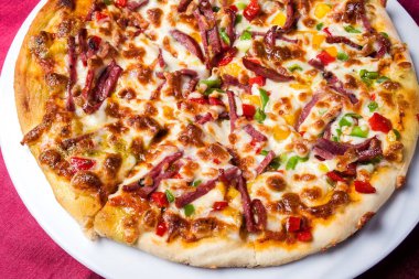 Kahve masasında soslu nefis bir pizza. Yiyecek konsepti