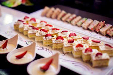 Oteldeki lezzetli tatlı pastalarını kapat. Mısır 'da güzel dekore edilmiş taze, tatlı çilek tatlısı.