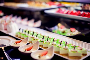 Oteldeki lezzetli tatlı pastalarını kapat. Mısır 'da güzel dekore edilmiş taze, tatlı çilek tatlısı.