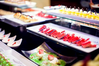 Oteldeki lezzetli tatlı pastalarını kapat. Mısır 'da güzel dekore edilmiş taze, tatlı çilek tatlısı.