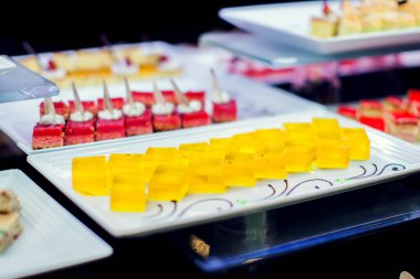 Oteldeki lezzetli tatlı pastalarını kapat. Mısır 'da güzel dekore edilmiş taze, tatlı çilek tatlısı.