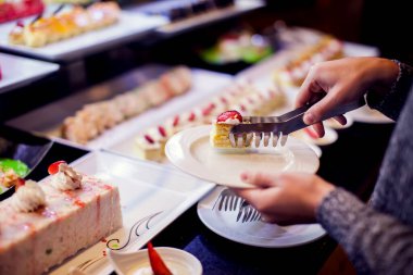 Oteldeki lezzetli tatlı pastalarını kapat. Mısır 'da güzel dekore edilmiş taze, tatlı çilek tatlısı.