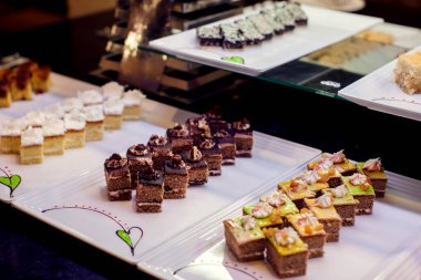 Oteldeki lezzetli tatlı pastalarını kapat. Mısır 'da güzel dekore edilmiş taze, tatlı çilek tatlısı.