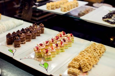 Oteldeki lezzetli tatlı pastalarını kapat. Mısır 'da güzel dekore edilmiş taze, tatlı çilek tatlısı.