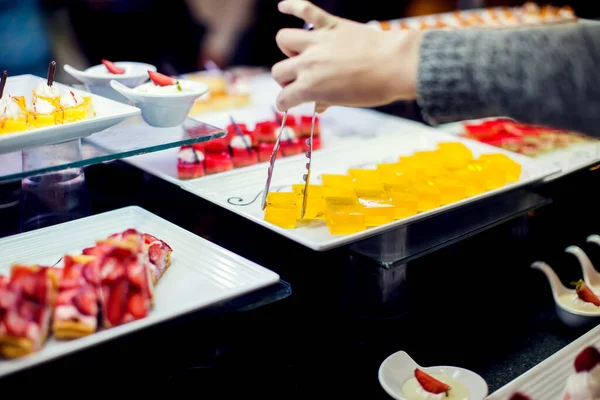 Закройте Вкусные Десертные Пирожные Отеле Свежие Красочные Сладкие Ягодные Десерты — стоковое фото
