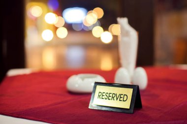 Rezervasyon masası. Lokantaya rezervasyon yapılmış.