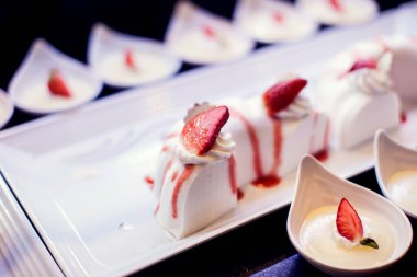 Oteldeki lezzetli tatlı pastalarını kapat. Mısır 'da güzel dekore edilmiş taze, tatlı çilek tatlısı.