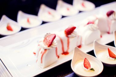 Oteldeki lezzetli tatlı pastalarını kapat. Mısır 'da güzel dekore edilmiş taze, tatlı çilek tatlısı.