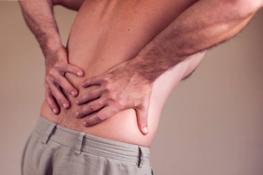 Sırtı ağrıyan bir adam. Halk, sağlık ve tıp konsepti