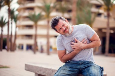 Açık havada kalp krizi geçiren bir adam. Halk, sağlık ve tıp konsepti