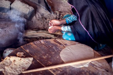 Arap kadın Mısır 'ın beduin köyünde ekmek yapıyor.