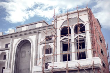 Ahşap iskeleli bir ev. Mimarlık ve inşaat konsepti.