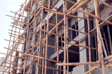 Ahşap iskeleli bir ev. Mimarlık ve inşaat konsepti.