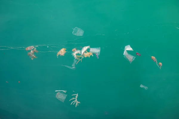 Műanyag Szemét Tengerben Vagy Óceánban Műanyag Palackok Zacskók Szívószálak Poharak — Stock Fotó